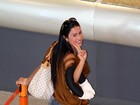 Gracyanne Barbosa cumprimenta fotógrafo em aeroporto