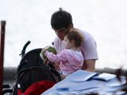 Mateus Solano passeia com a filha pela Lagoa Rodrigo de Freitas, no Rio