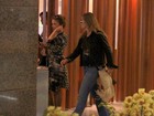 Grávida, Angélica passeia em com a irmã por shopping do Rio 