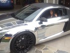 Puro luxo: Kim Kardashian posa em carro cromado