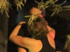Alexandre Borges ganha abraço carinhoso em noite de festa 
