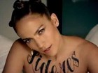 Jennifer Lopez exibe tatuagens falsas e faz topless em novo clipe. Assista