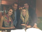 Jessica Alba comemora aniversário com amigos em restaurante