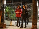 Alessandra Negrini faz passeio noturno com Xuxa Lopes 