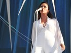 Em meio a rumores de gravidez, Maria Rita exibe barriguinha em show