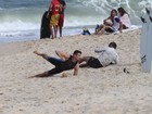 Cauã Reymond surfa e se exercita na praia