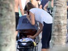 Cynthia Howlett passeia com o filho pela orla do Rio