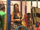 Filho de Virna se diverte em shopping no Rio