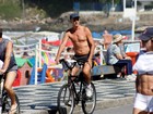 Em boa forma, Marcos Caruso pedala em orla do Rio