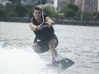 Tem milionário na água! Fael posta foto praticando wakeboard