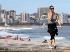 Luana Piovani caminha no Rio para recuperar a forma