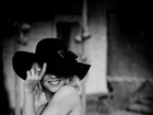 Shakira tapa rosto com chapéu em foto de divulgação de novo clipe
