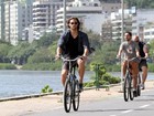 Jared Padalecki passeia de bicicleta pelo Rio de Janeiro