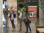 Adriana Bombom passeia em shopping com as filhas