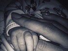 Alessandra Ambrósio posta foto segurando a mãozinha do filho