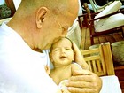 Mulher de Bruce Willis posta foto do ator com a filha recém-nascida