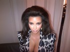Irmã de Kim Kardashian posta foto dela com decotão e brinca: 'Tem leite?'