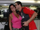 Ex-BBB Rafa dá beijinho em Solange Gomes antes de sua festa