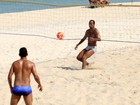 Diego Souza e Alecsandro, do Vasco, jogam futevôlei na praia no Rio