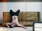 Robert Pattinson aparece com 'barriga aberta' em foto para revista