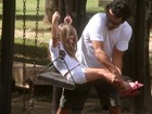 Marcos Palmeira brinca com a filha em parquinho no Rio