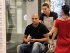 Em cadeira de rodas, Adriano vai a shopping no Rio