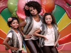Adriana Bombom posa para catálogo de roupas com as filhas
