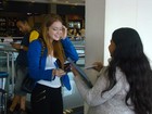 Marina Ruy Barbosa dá autógrafos ao desembarcar em aeroporto de SP