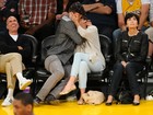 Justin Timberlake e Jessica Biel trocam beijaço em jogo de basquete