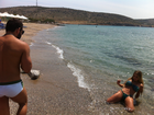 Integrante do programa 'Casa Bonita' posa de biquíni em ilha da Grécia