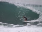 Cauã Reymond dá show de surfe em praia no Rio