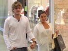 Isis Valverde passeia com namorado em shopping no Rio