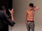 Justin Bieber posa sem camisa