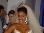 Com decotão, musa do carnaval desfila de noiva sexy em Milão