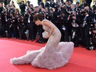 Eva Longoria se atrapalha com cauda de vestido em evento