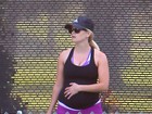 Grávida, Reese Witherspoon joga tênis e mostra barriguinha