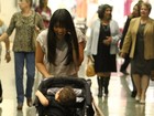 Daniele Suzuki passeia com o filho em shopping  no Rio