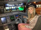Ex-BBB Fabiana visita cabine de avião