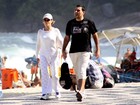 Ana Maria Braga passeia com o marido na orla do Rio