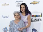 Katy Perry leva a avó a prêmio nos Estados Unidos