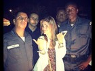 Lívia Lemos posta foto cercada por policias no Rio
