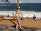 Luana Piovani caminha na praia