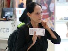 De cara lavada, Sônia Braga embarca em aeroporto do Rio