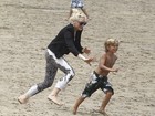 Pega! Gwen Stefani se diverte com os filhos em festa na praia