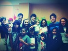 Com colegas de 'Malhação', Bia Arantes visita crianças com câncer