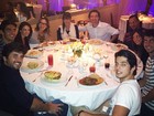 Acompanhada do marido, Claudia Leitte janta com Kaká e Carol Celico