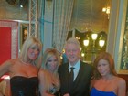 Bill Clinton posa para foto ao lado de  atrizes pornô
