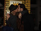 Adriane Galisteu beija muito em restaurante em São Paulo