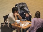 Daniele Suzuki faz pausa para café acompanhada do filho em shopping
