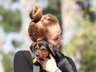 Miley Cyrus dá uma de Felícia e agarra cachorrinho